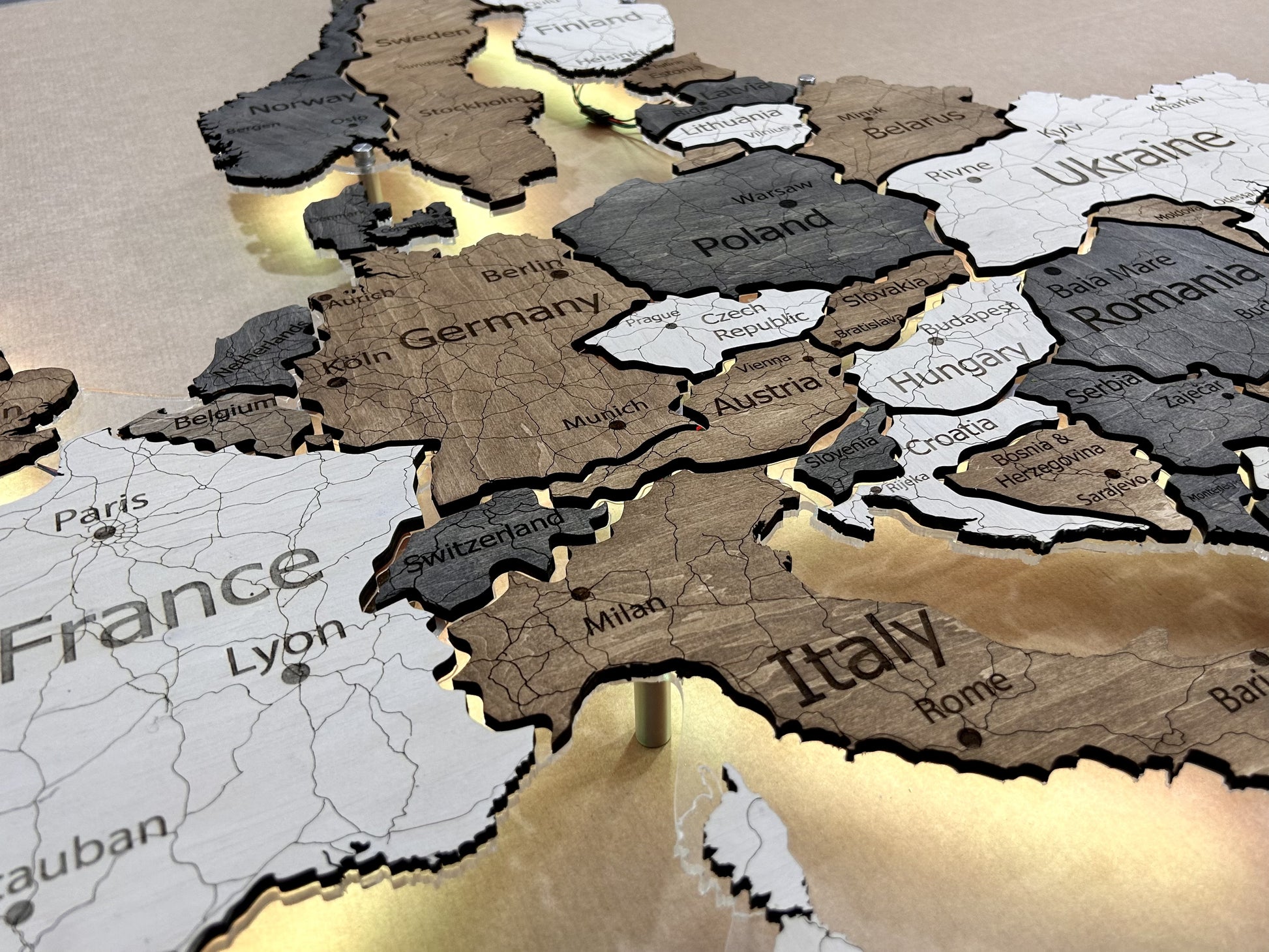 Europe LED map on acrylic glass with backlighting between countries color Wander